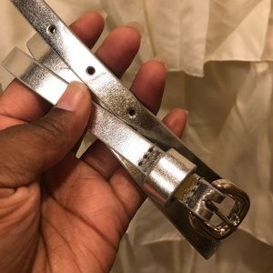 ❄️ 3/10 ❄️Skinny silver belt
